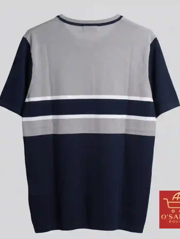 T-shirt homme gris et bleu marine à manches courtes et col rond avec rayures blanches sur la poitrine