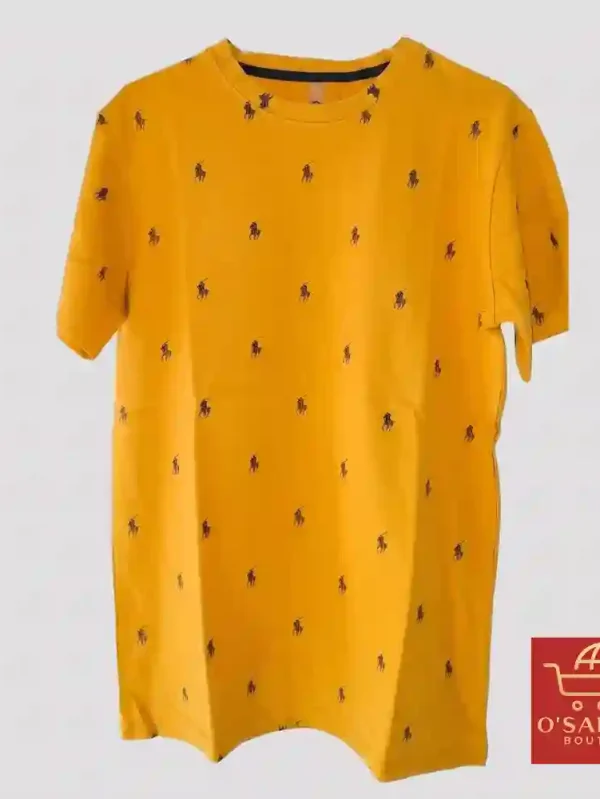 T-shirt homme jaune à manches courtes et col rond avec motif joueurs de polo noirs répété