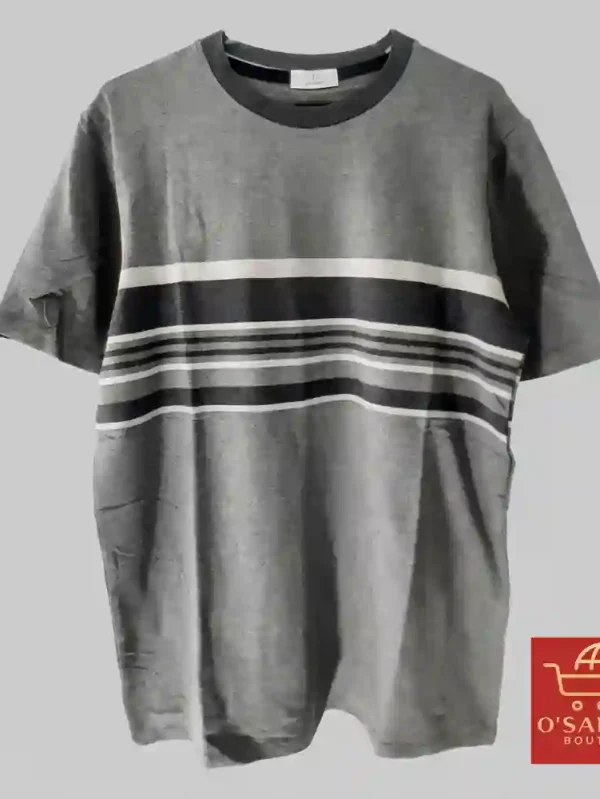 T-shirt homme gris à manches courtes et col rond avec rayures horizontales noires, grises et gris clair
